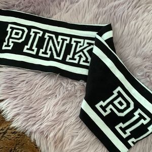 NWOT Victoria’s Secret Black & White Knit Scarf